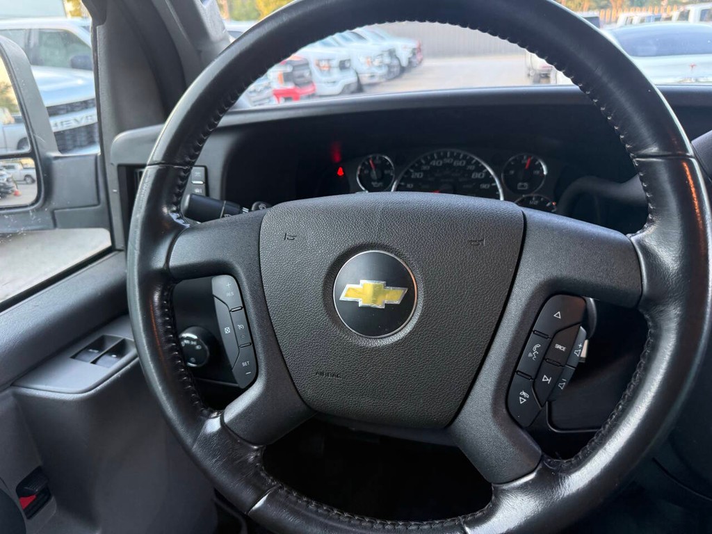 Chevrolet Express Vehicle Full-screen Gallery Image 16