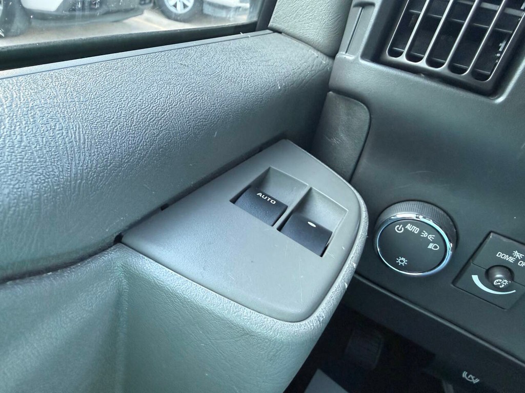 Chevrolet Express Vehicle Full-screen Gallery Image 22