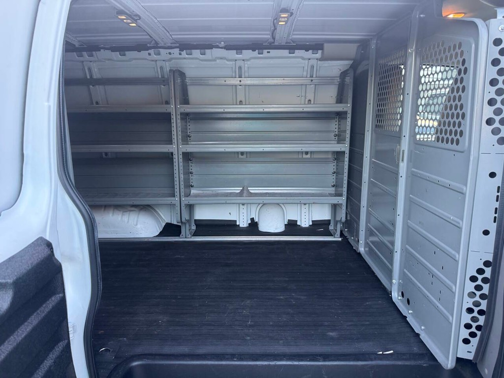 Chevrolet Express Vehicle Full-screen Gallery Image 29