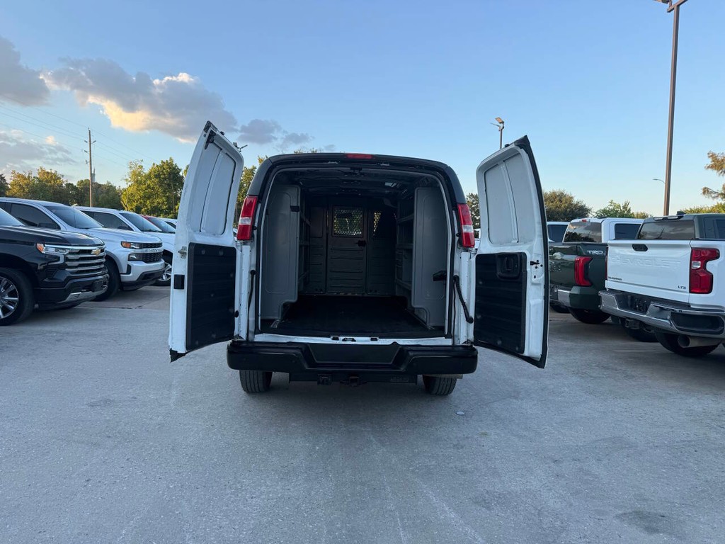 Chevrolet Express Vehicle Full-screen Gallery Image 31