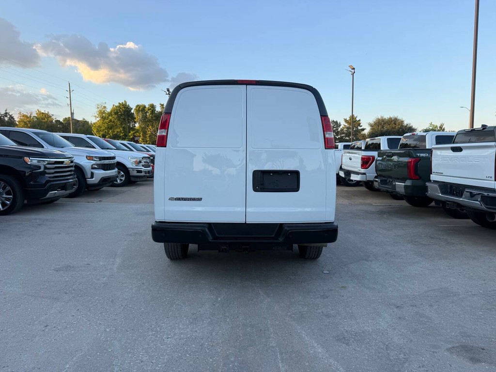 Chevrolet Express Vehicle Full-screen Gallery Image 32