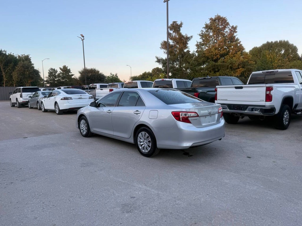 Toyota Camry Vehicle Full-screen Gallery Image 04