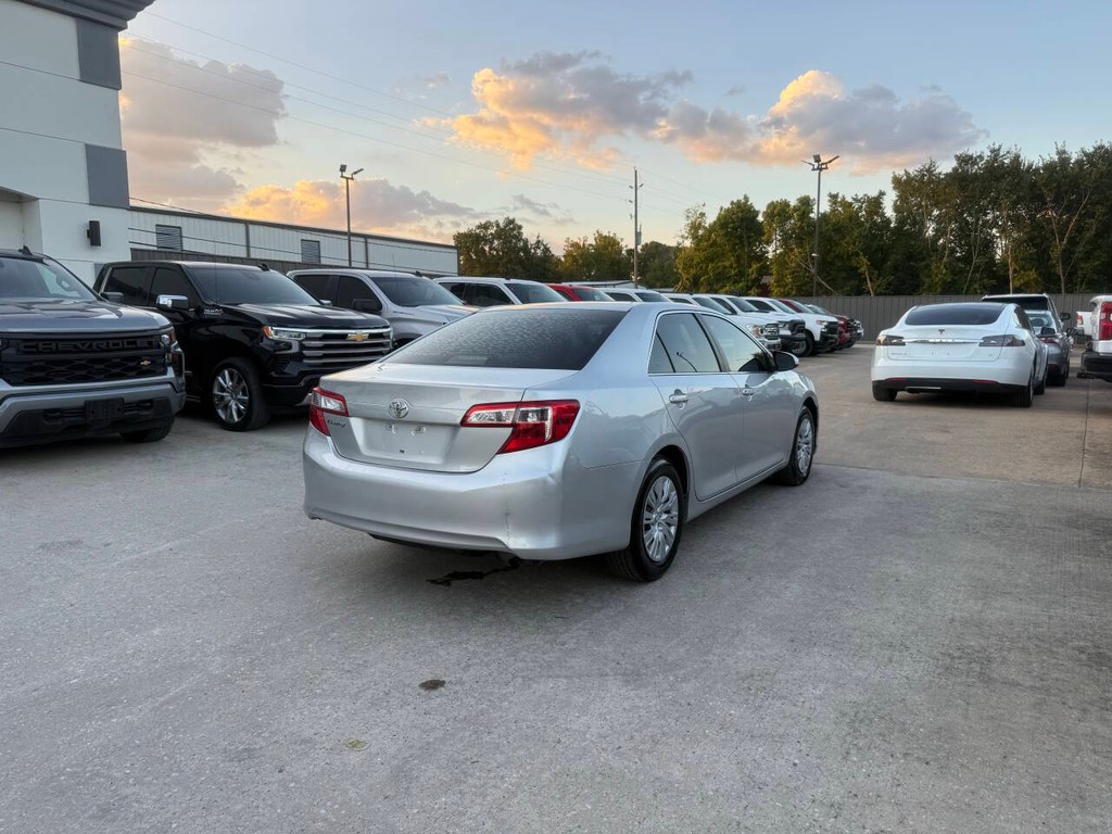 Toyota Camry Vehicle Full-screen Gallery Image 05