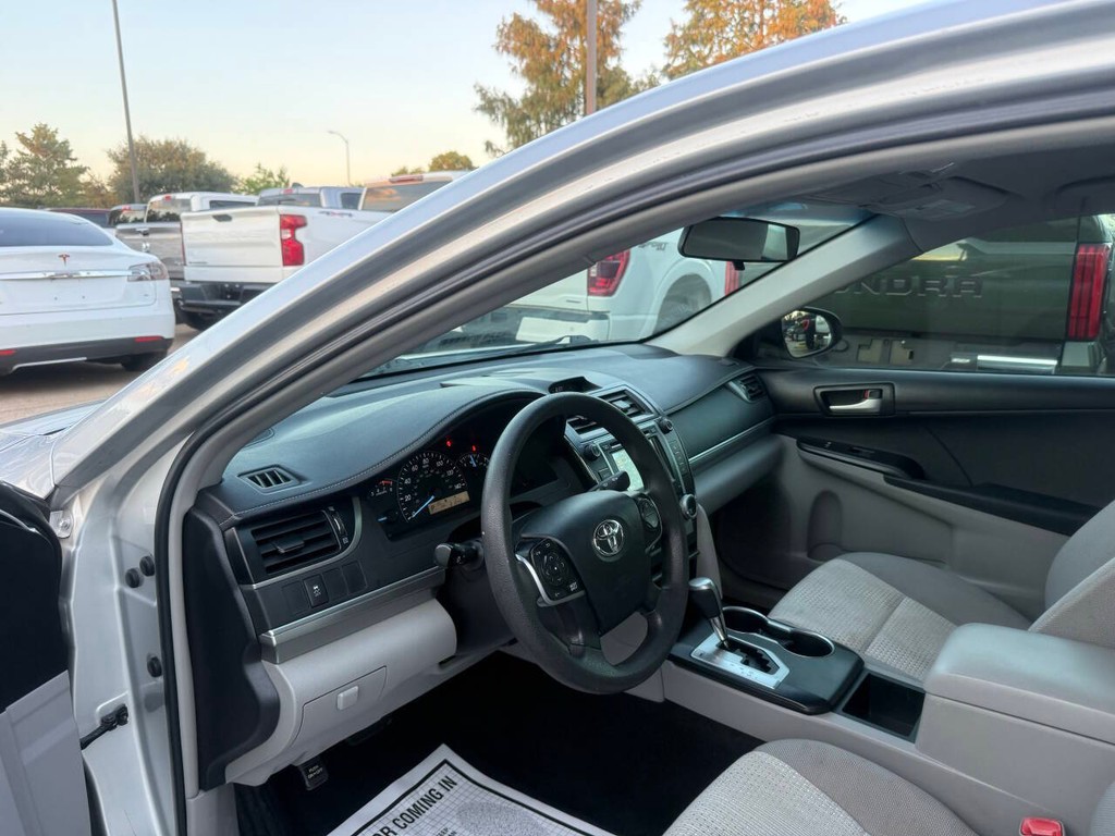 Toyota Camry Vehicle Full-screen Gallery Image 06