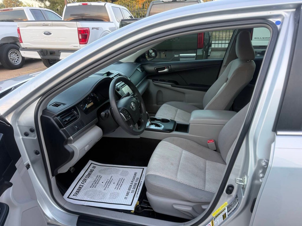 Toyota Camry Vehicle Full-screen Gallery Image 07