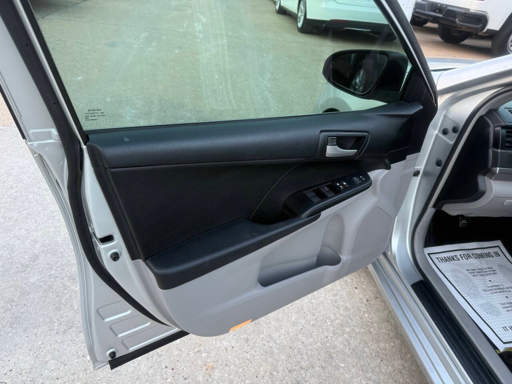Toyota Camry Vehicle Full-screen Gallery Image 08