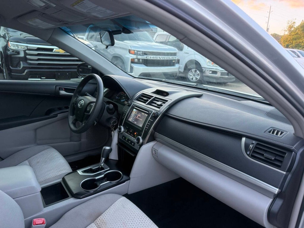 Toyota Camry Vehicle Full-screen Gallery Image 09