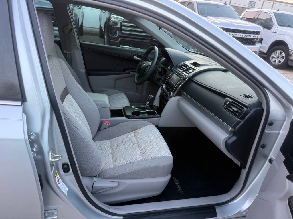 Toyota Camry Vehicle Full-screen Gallery Image 10