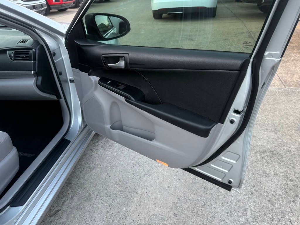 Toyota Camry Vehicle Full-screen Gallery Image 11