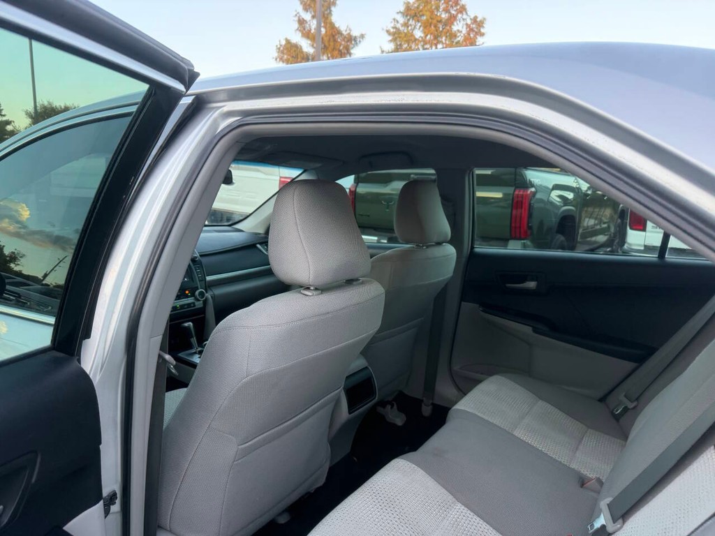Toyota Camry Vehicle Full-screen Gallery Image 12