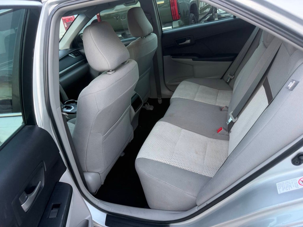 Toyota Camry Vehicle Full-screen Gallery Image 13