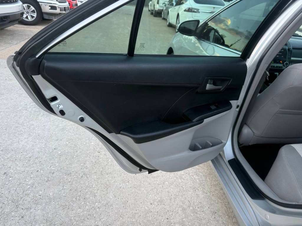 Toyota Camry Vehicle Full-screen Gallery Image 14