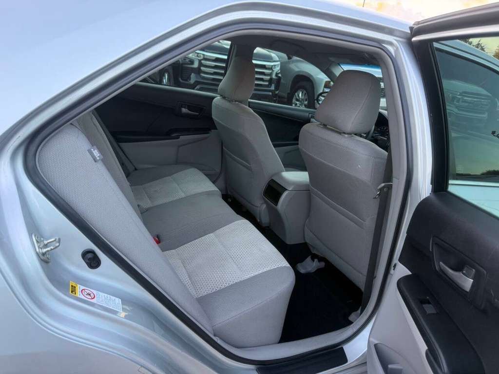 Toyota Camry Vehicle Full-screen Gallery Image 15