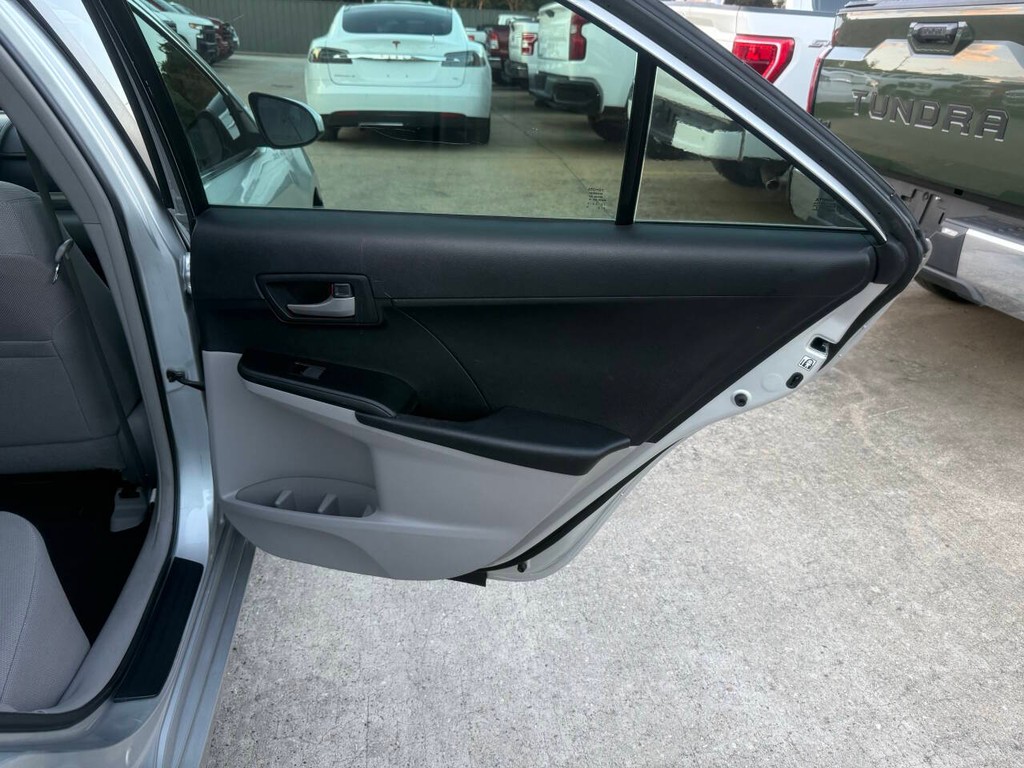Toyota Camry Vehicle Full-screen Gallery Image 16