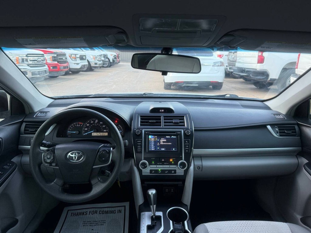 Toyota Camry Vehicle Full-screen Gallery Image 17