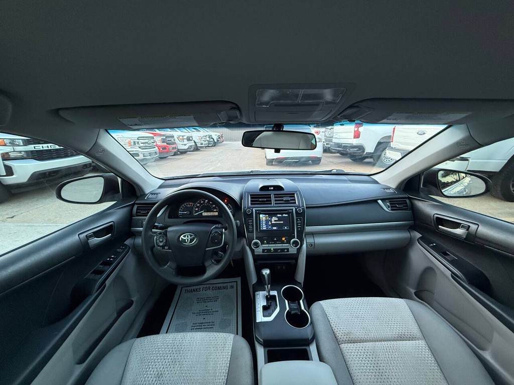 Toyota Camry Vehicle Full-screen Gallery Image 18