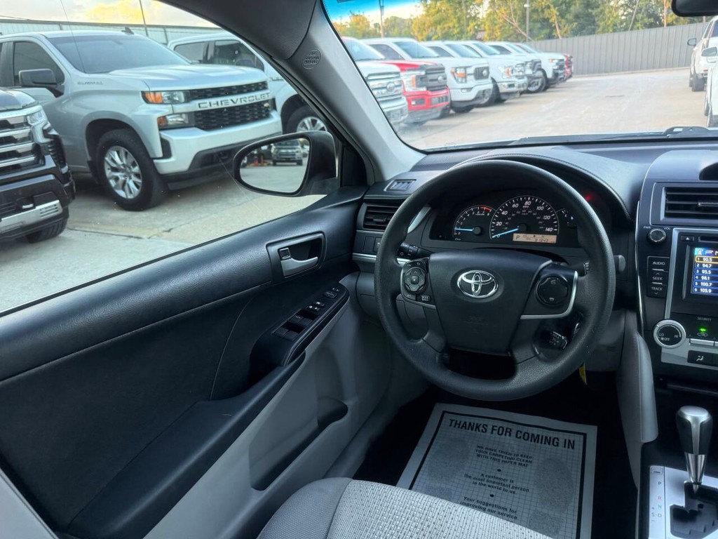 Toyota Camry Vehicle Full-screen Gallery Image 19