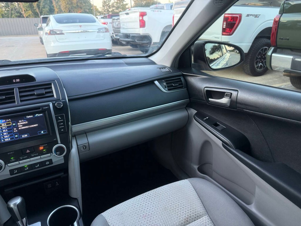 Toyota Camry Vehicle Full-screen Gallery Image 20