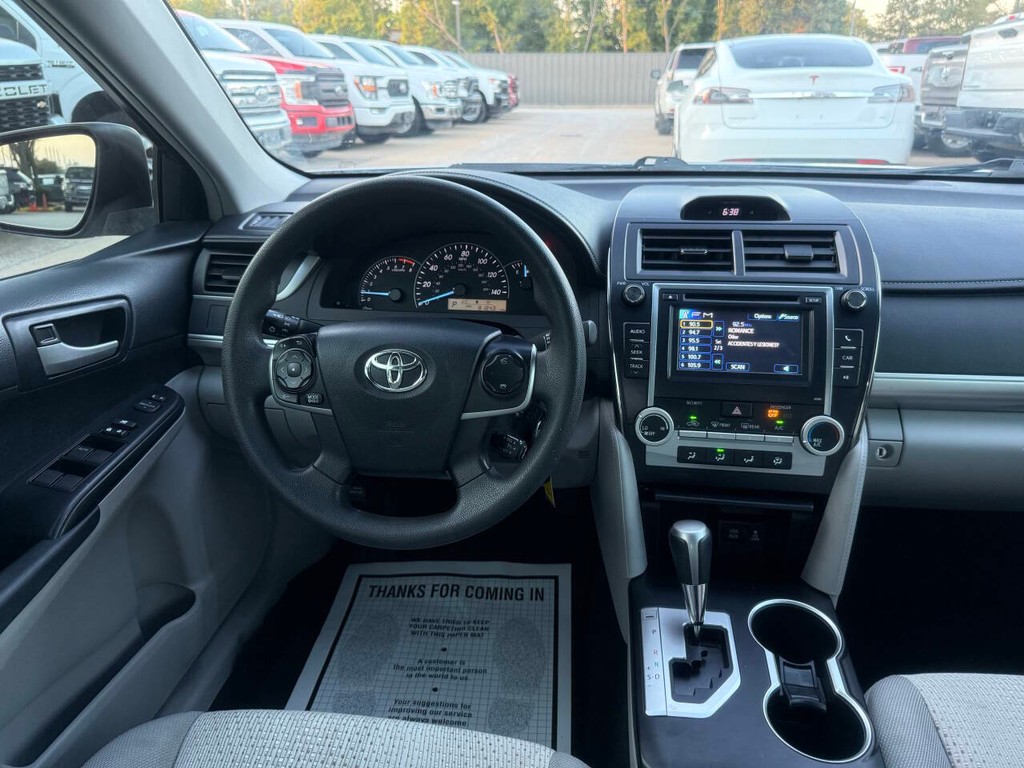 Toyota Camry Vehicle Full-screen Gallery Image 21