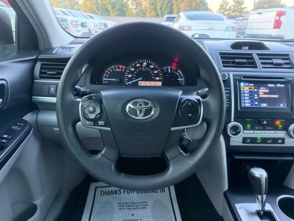 Toyota Camry Vehicle Full-screen Gallery Image 22