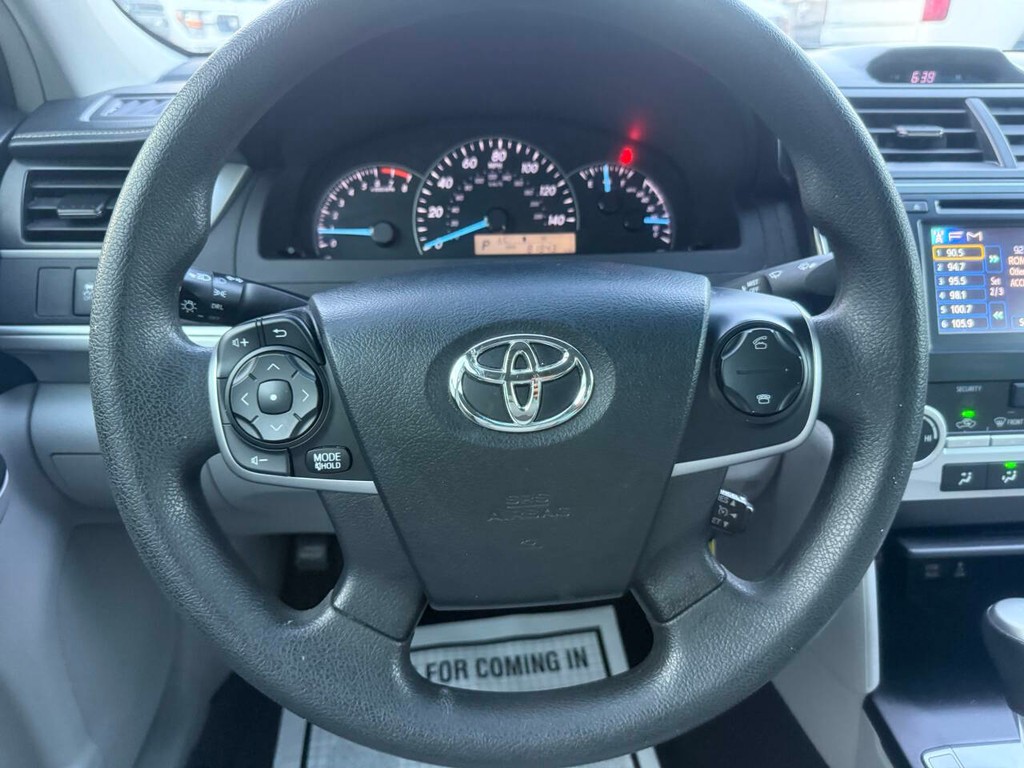 Toyota Camry Vehicle Full-screen Gallery Image 23