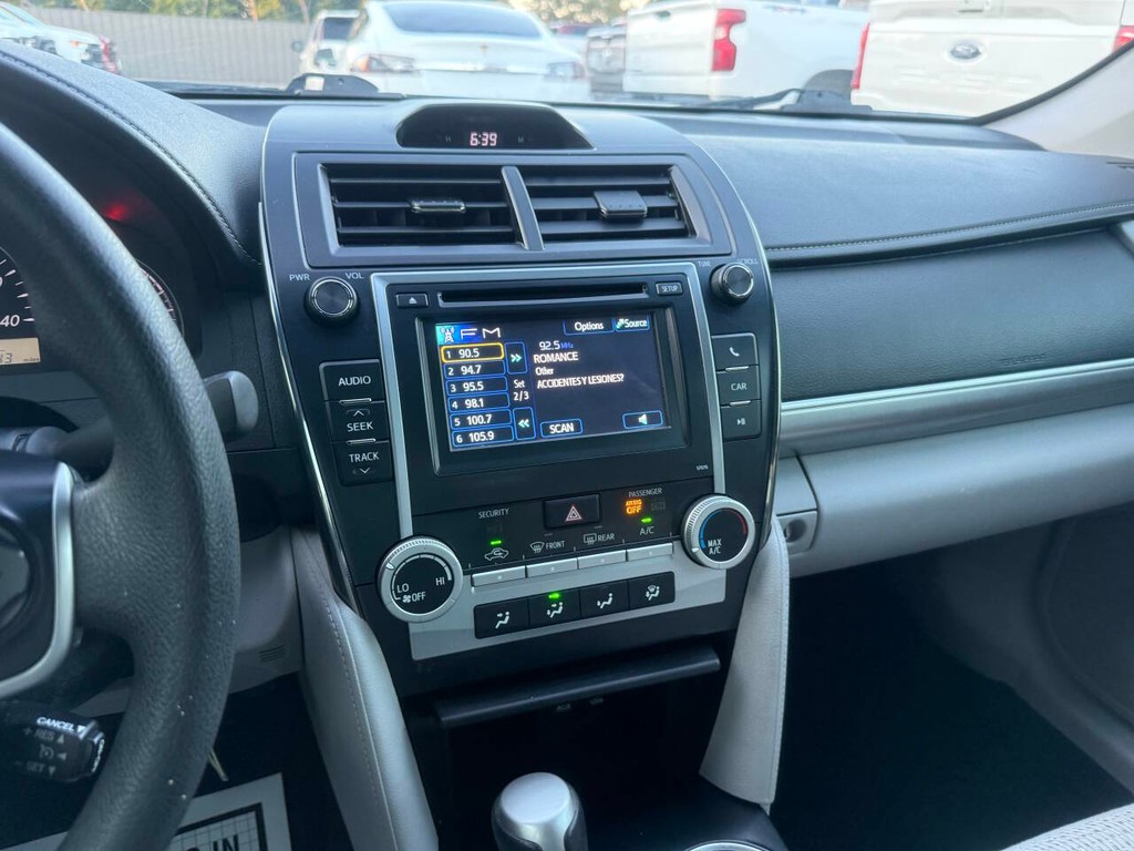Toyota Camry Vehicle Full-screen Gallery Image 24