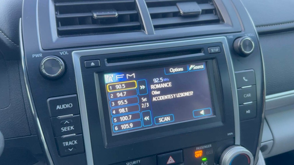 Toyota Camry Vehicle Full-screen Gallery Image 26