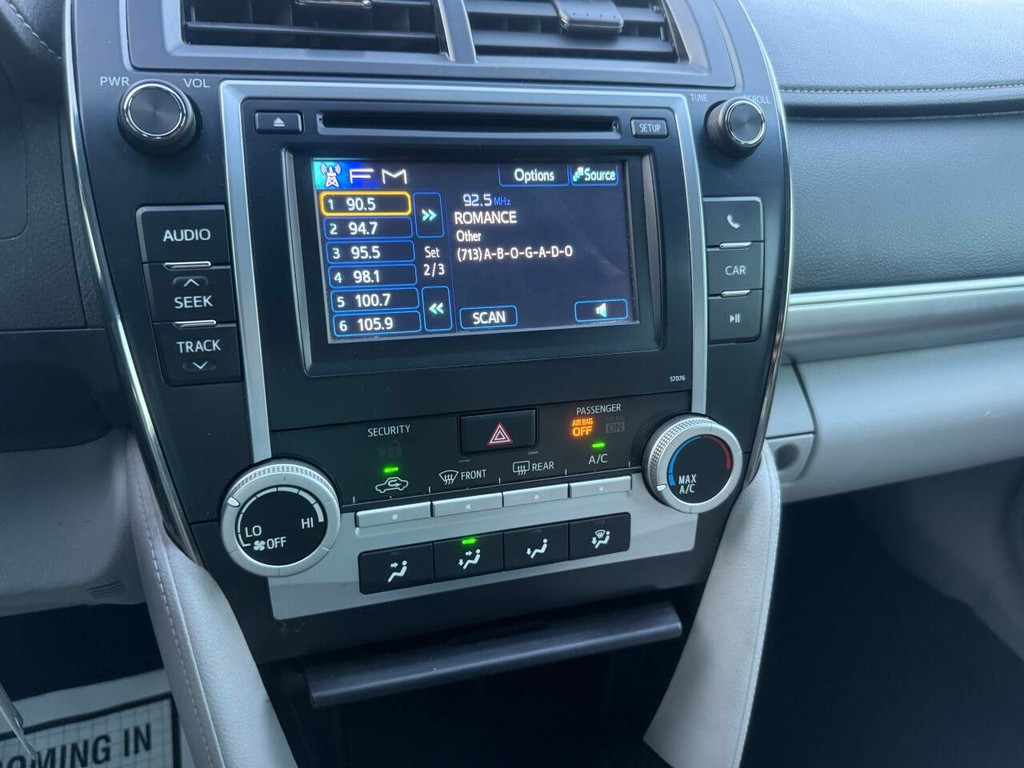 Toyota Camry Vehicle Full-screen Gallery Image 27