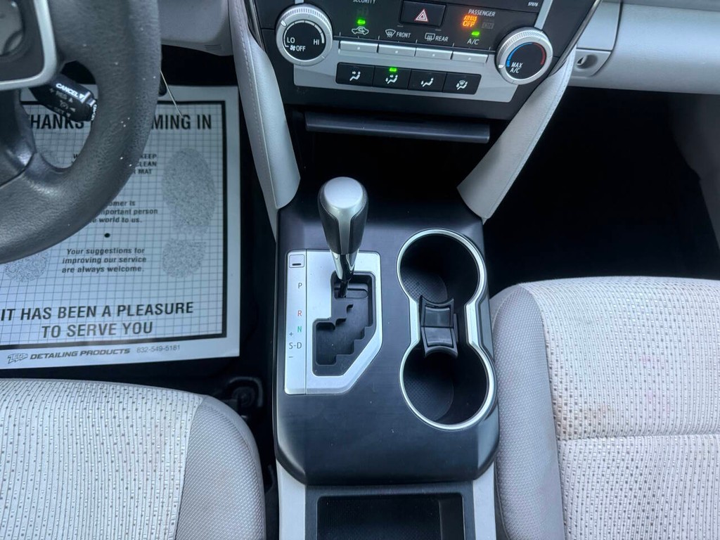 Toyota Camry Vehicle Full-screen Gallery Image 28