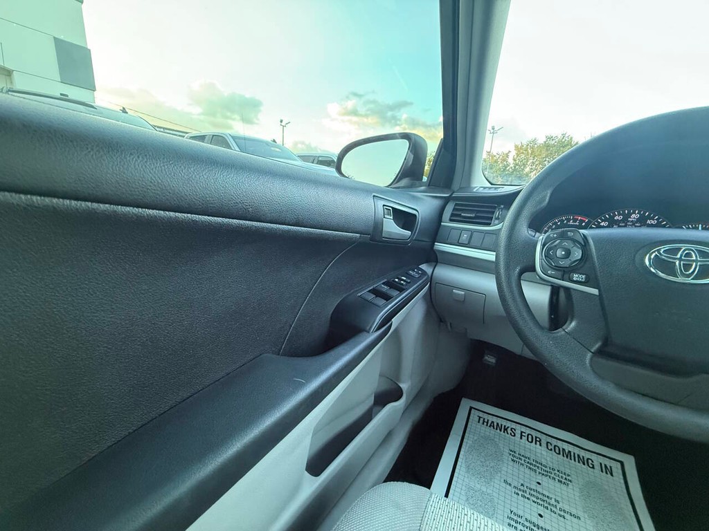 Toyota Camry Vehicle Full-screen Gallery Image 29