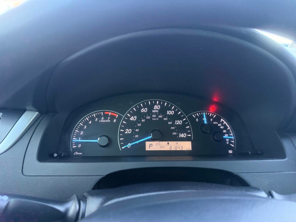 Toyota Camry Vehicle Full-screen Gallery Image 31