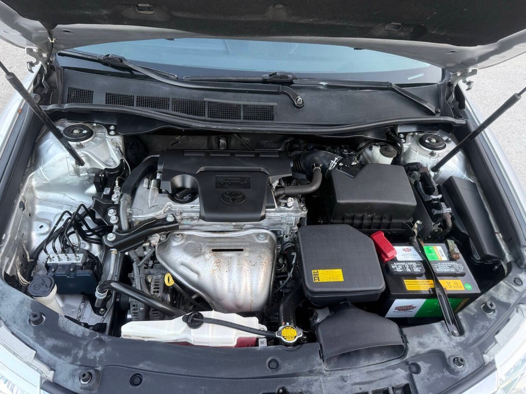 Toyota Camry Vehicle Full-screen Gallery Image 33