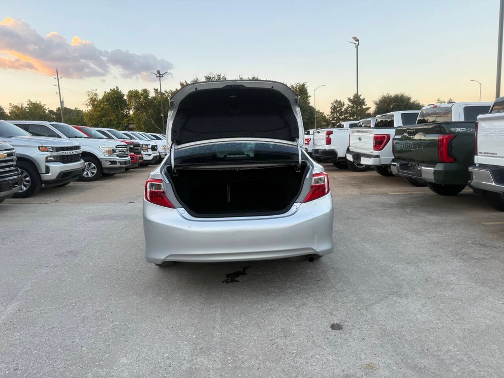 Toyota Camry Vehicle Full-screen Gallery Image 35