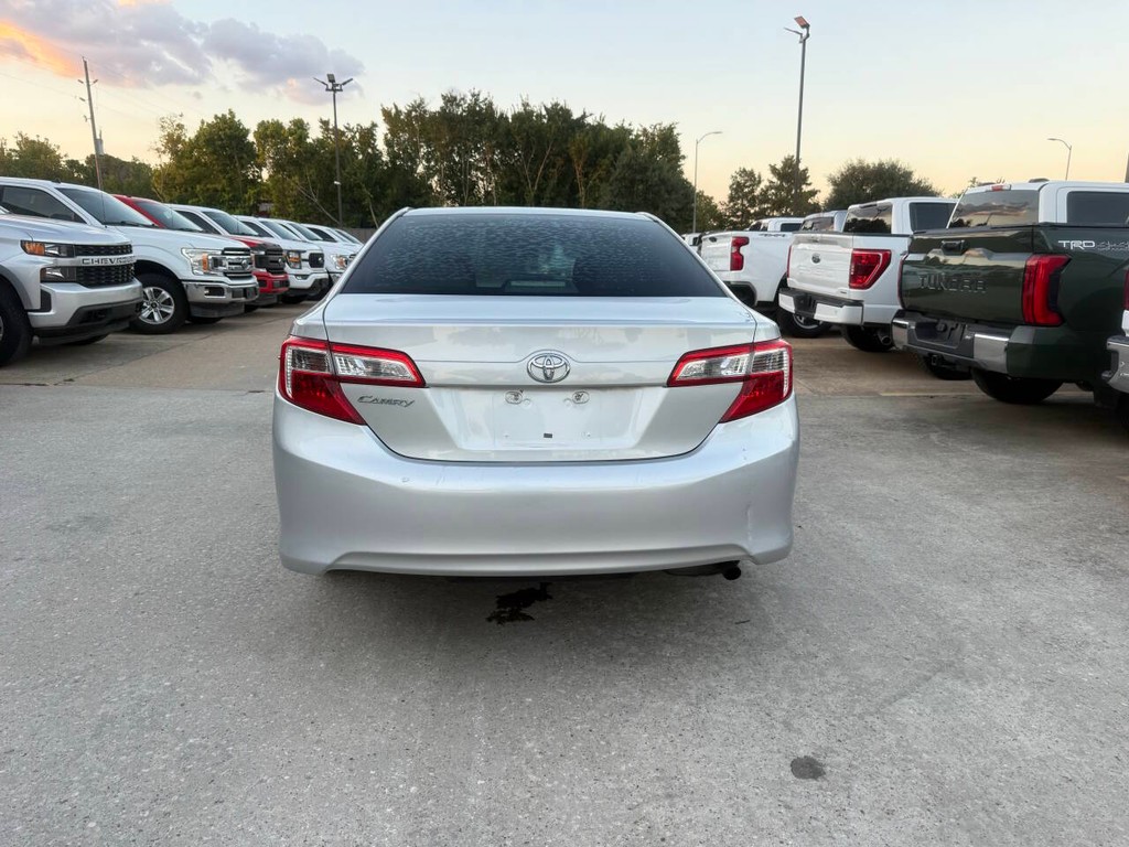 Toyota Camry Vehicle Full-screen Gallery Image 36