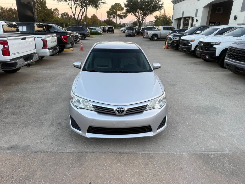 Toyota Camry Vehicle Full-screen Gallery Image 37