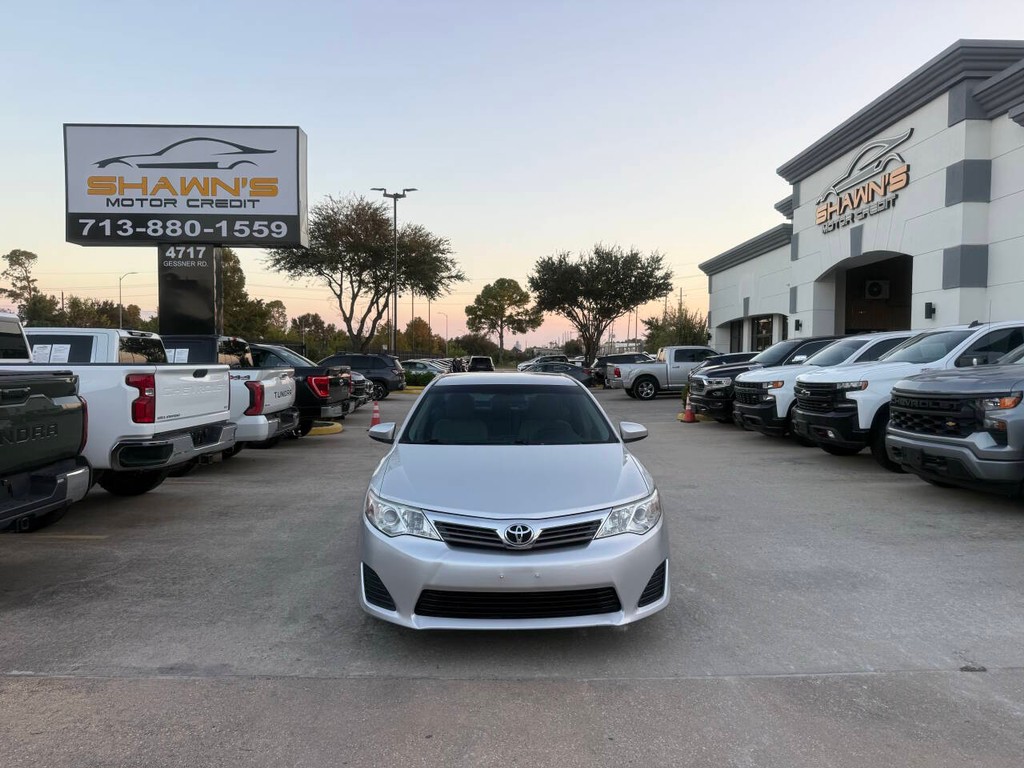 Toyota Camry Vehicle Full-screen Gallery Image 38