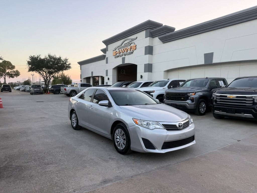Toyota Camry Vehicle Full-screen Gallery Image 39