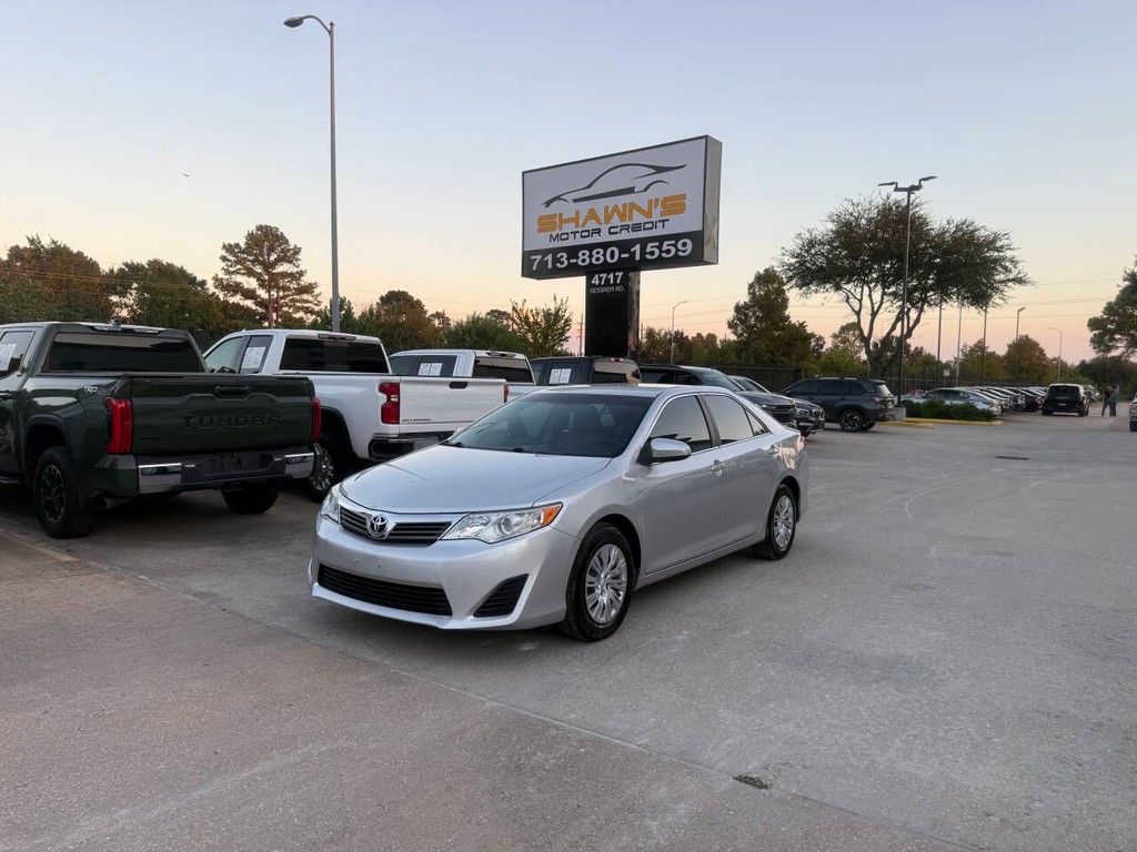 Toyota Camry Vehicle Full-screen Gallery Image 40