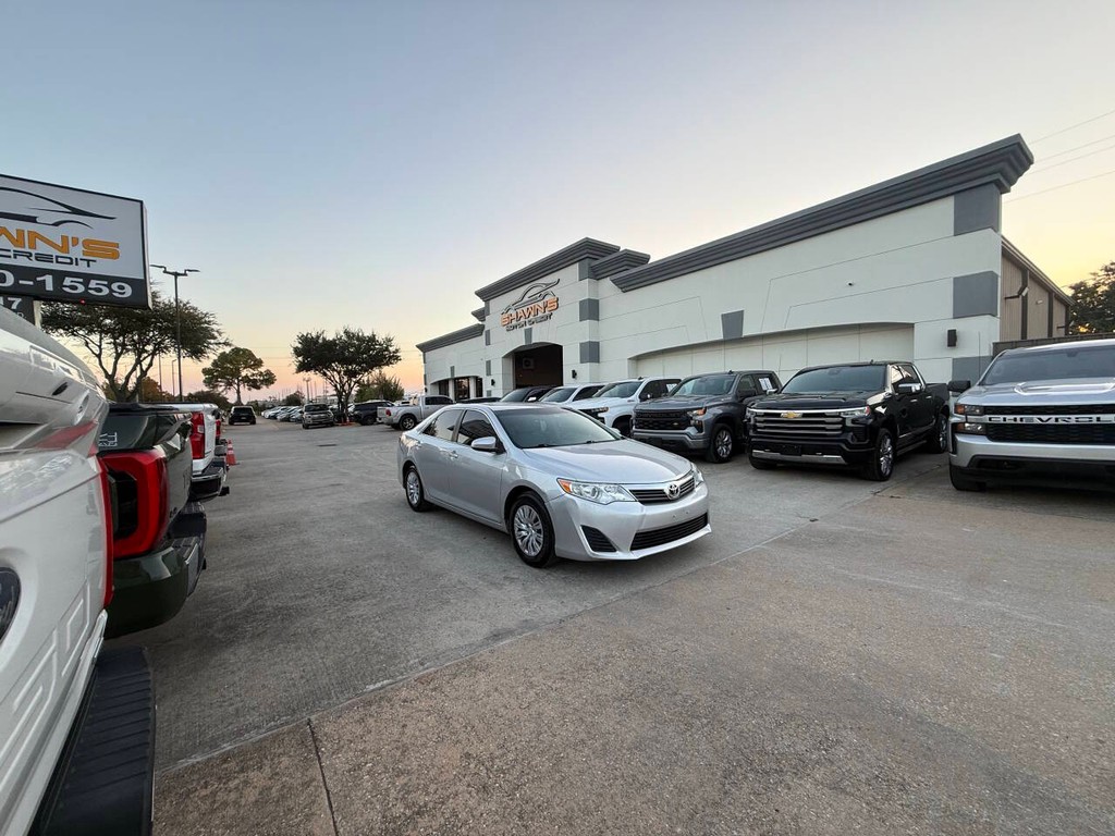 Toyota Camry Vehicle Full-screen Gallery Image 41