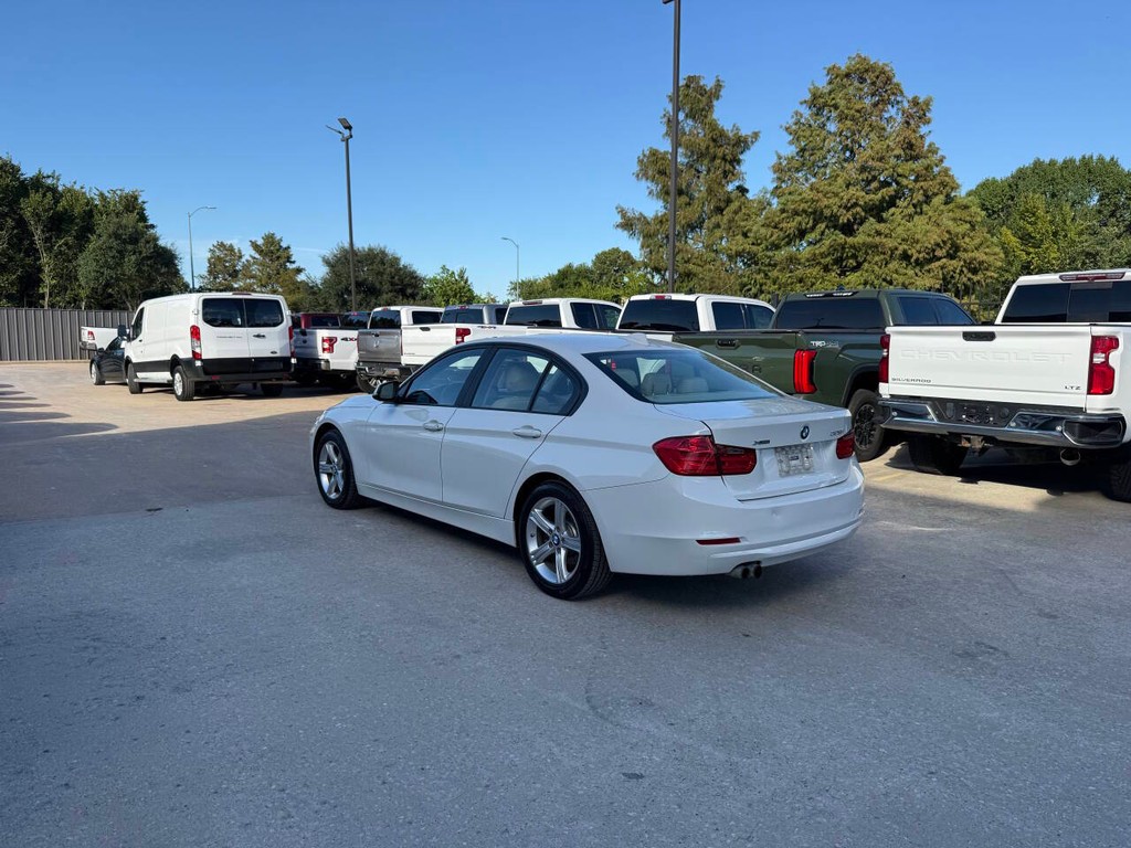 BMW 3 Series Vehicle Full-screen Gallery Image 04