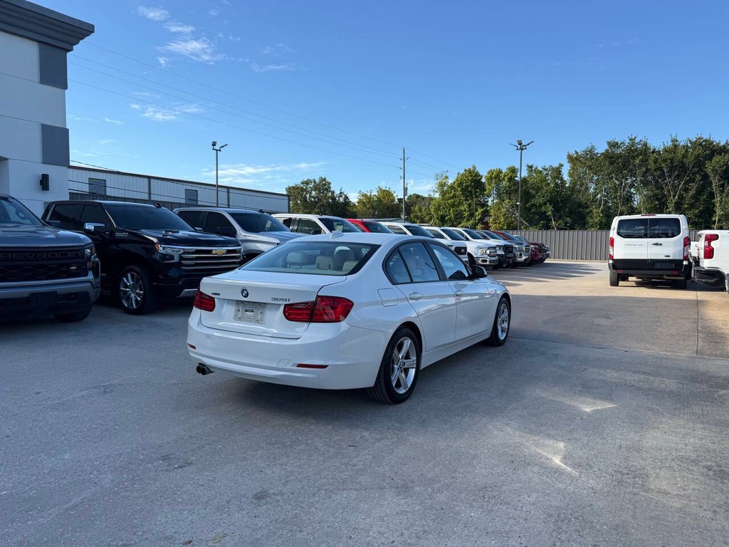 BMW 3 Series Vehicle Full-screen Gallery Image 05
