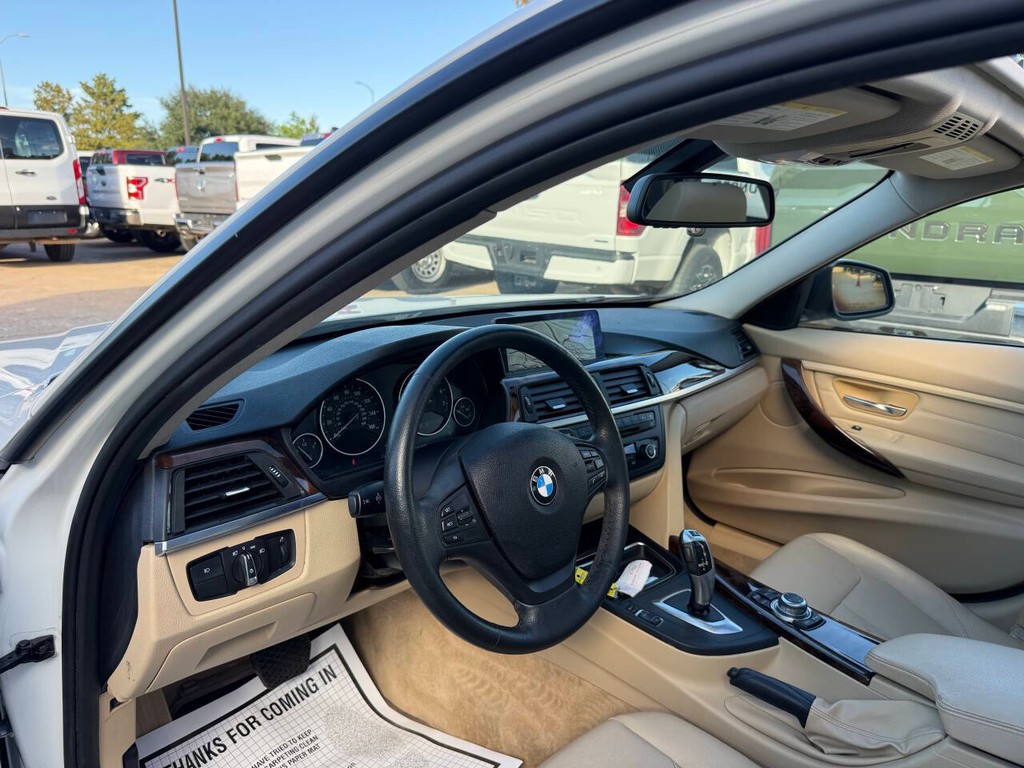 BMW 3 Series Vehicle Full-screen Gallery Image 06