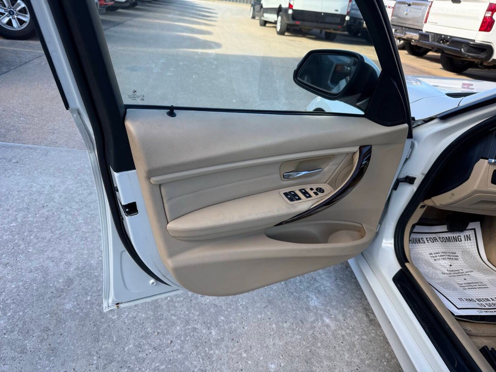 BMW 3 Series Vehicle Full-screen Gallery Image 08