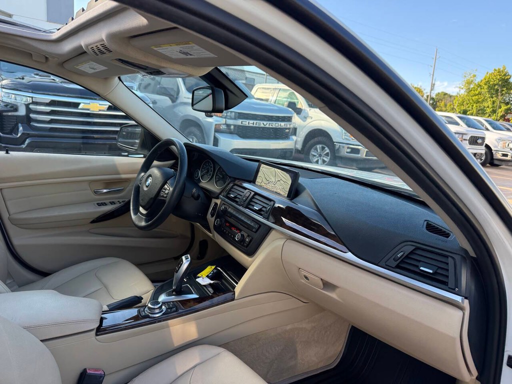 BMW 3 Series Vehicle Full-screen Gallery Image 09