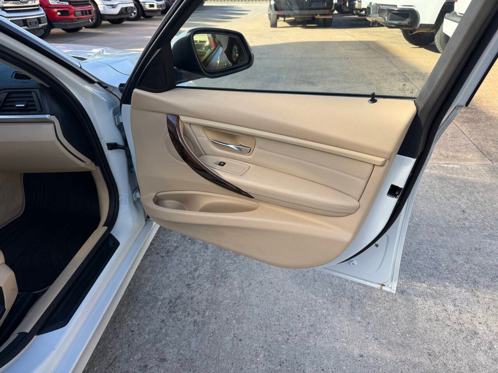 BMW 3 Series Vehicle Full-screen Gallery Image 11