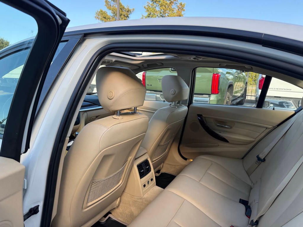 BMW 3 Series Vehicle Full-screen Gallery Image 12