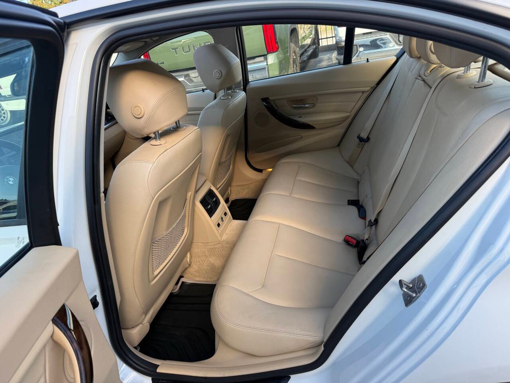 BMW 3 Series Vehicle Full-screen Gallery Image 13