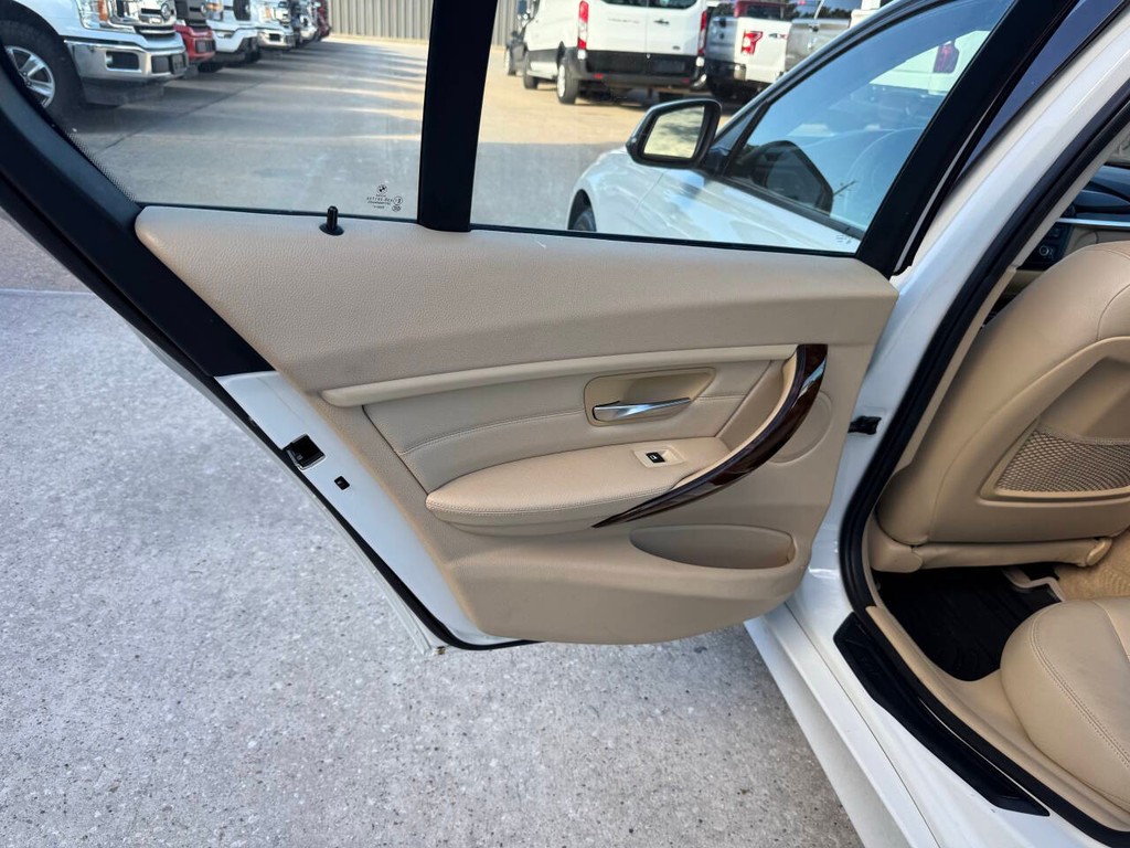 BMW 3 Series Vehicle Full-screen Gallery Image 14