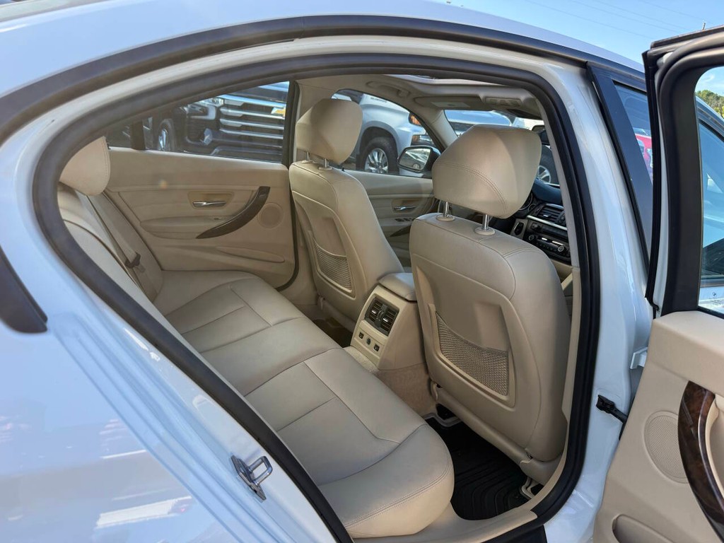 BMW 3 Series Vehicle Full-screen Gallery Image 15