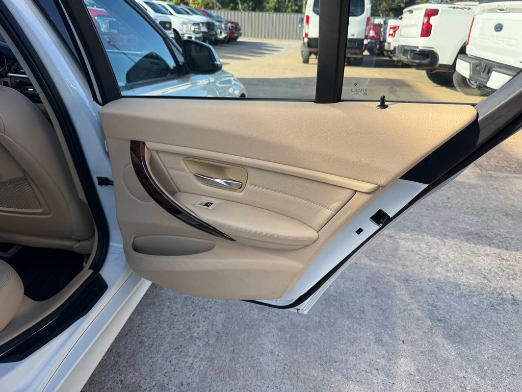 BMW 3 Series Vehicle Full-screen Gallery Image 16